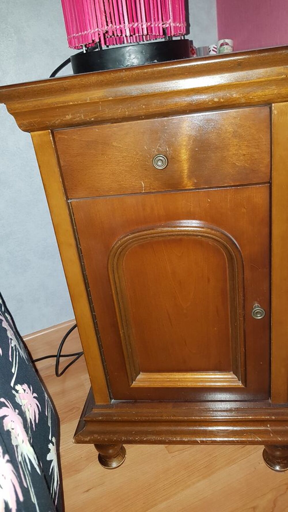 Chambre compl&egrave;te :
Armoire 
Lit
Chevet Meubles