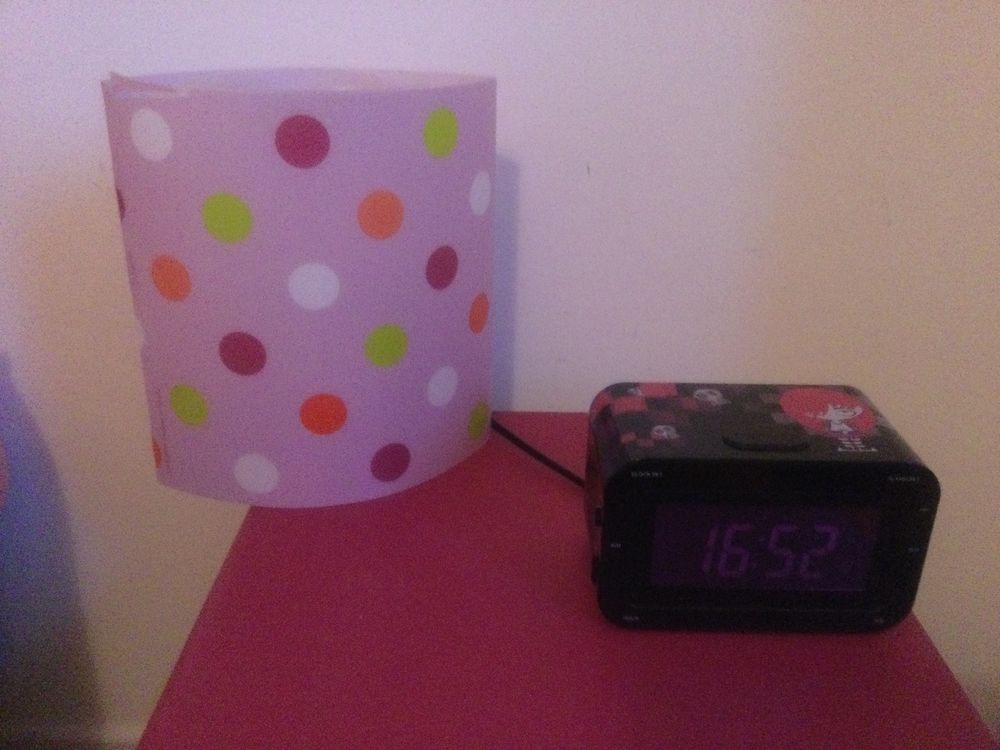 Table de chevet enfant/radio r&eacute;veil/lampe de chevet Meubles