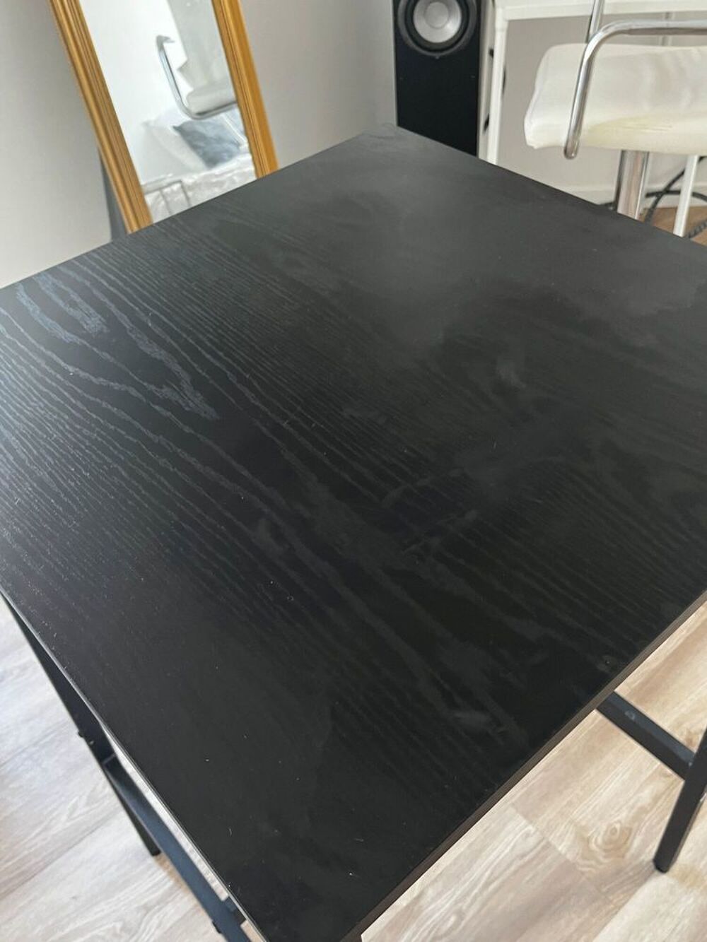 Table haute noire carr&eacute;e
Meubles
