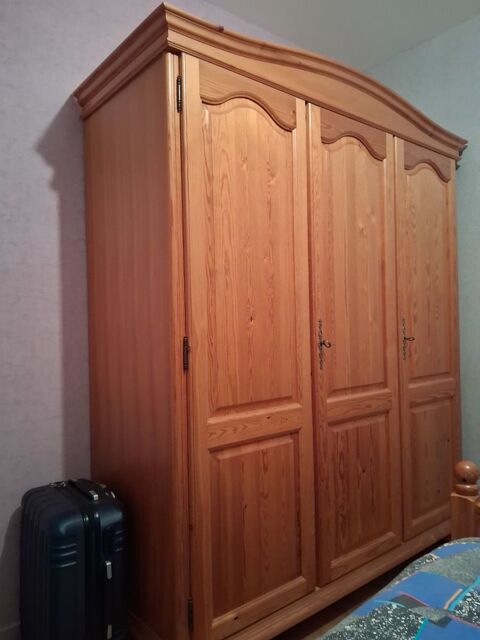 ARMOIRE EN PIN  
0 Boissise-le-Roi (77)