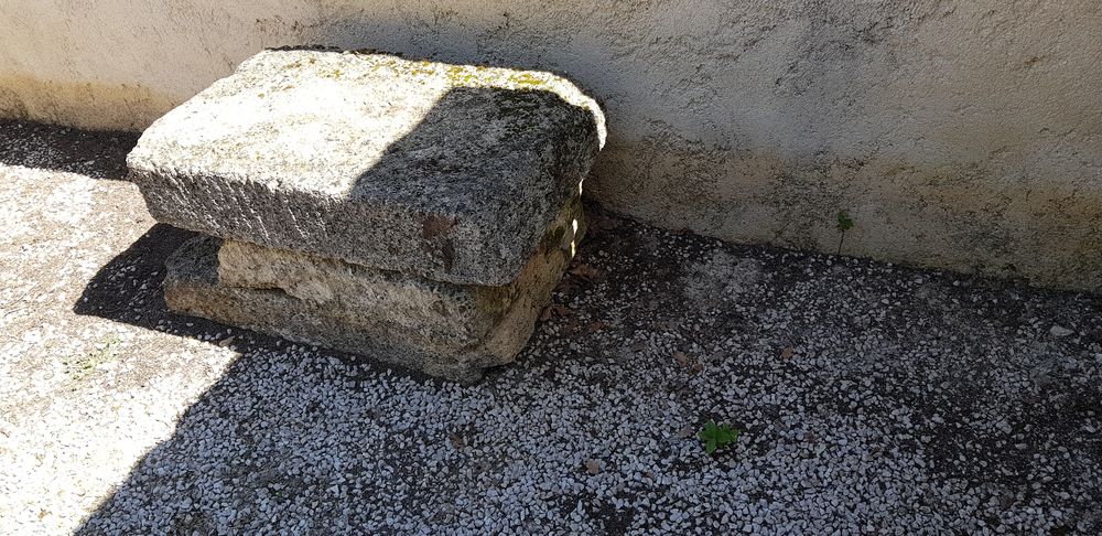 Pierres de Rognes taill&eacute;es Jardin