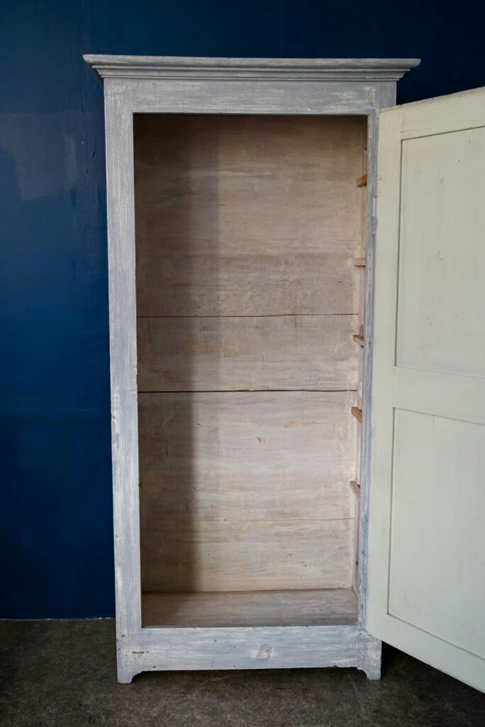 Armoire ancienne bonneti&egrave;re patin&eacute;e gris bleu ou penderie Meubles