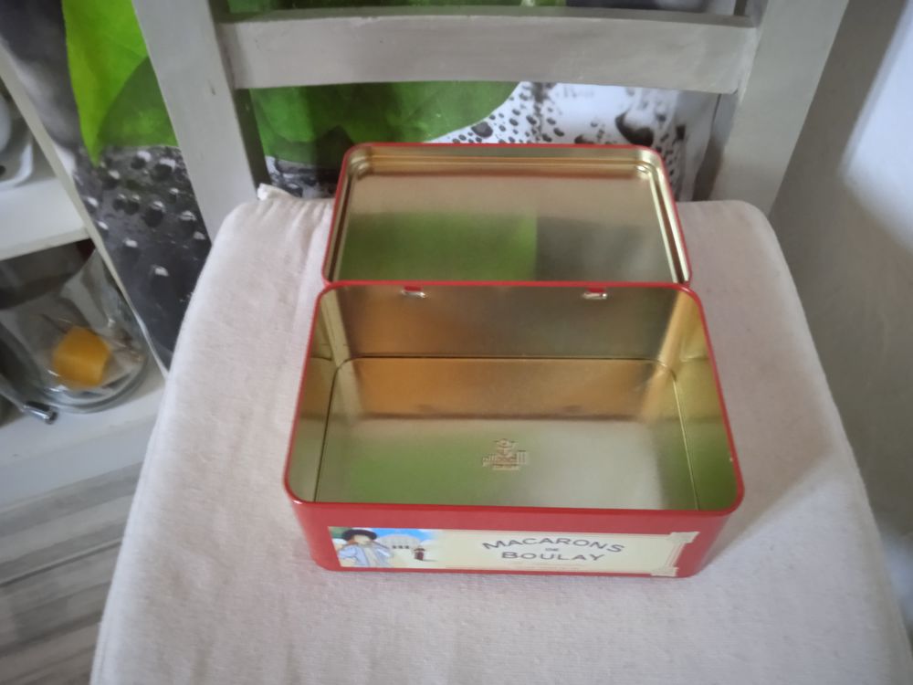 Boite en fer
Macarons de Boulay
Excellent etat
Marque F.A 