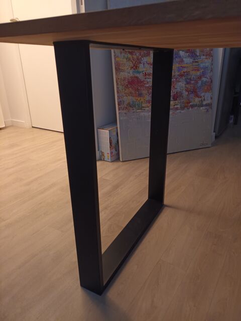 Table bois massif/  Pieds mtal/  Dimentions : 160/ 80 . 230 Le Bignon (44)