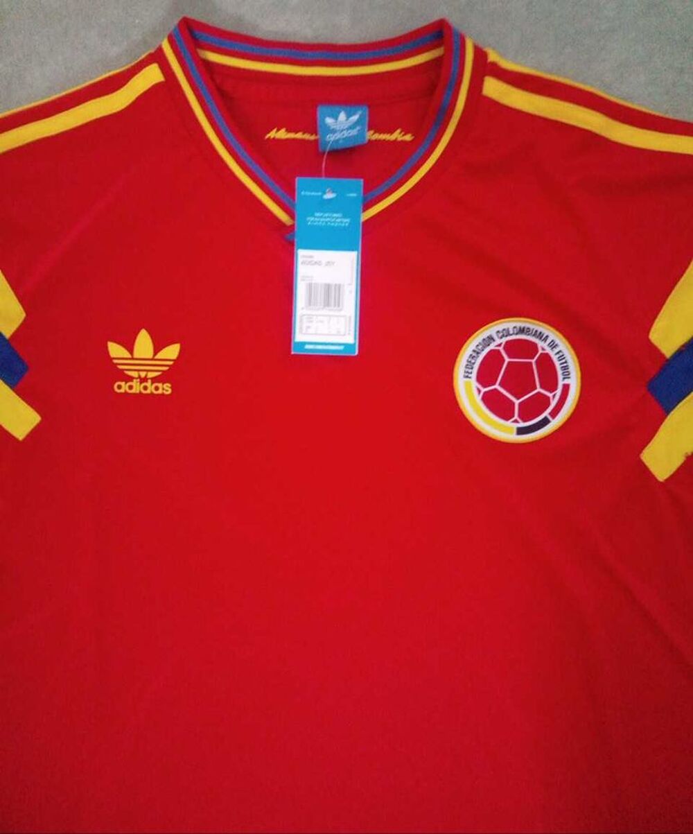 Tee-shirt homme original football neuf. 
Taille L. 
Jamais port&eacute;. 
Original 
Remise en main propre. 
Sur Amiens Rivery.
15 € Vêtements