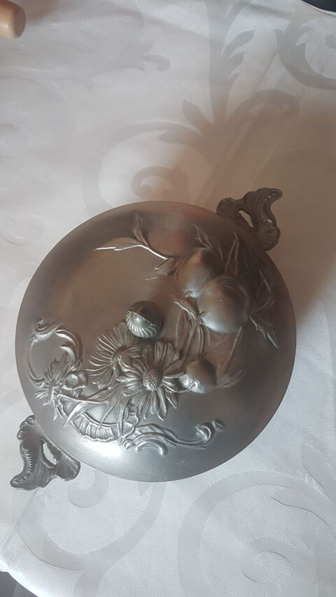 Magnifique bombonni�re en �tain v�ritable 45 Auneau (28)