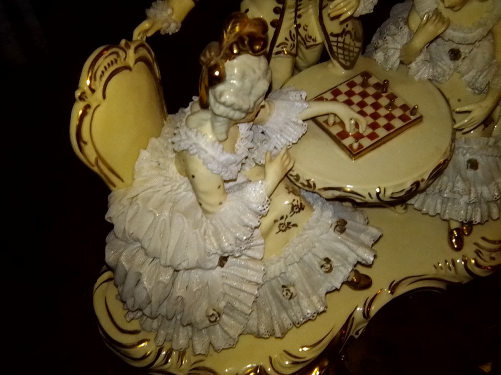 groupe de personnages jouant aux &eacute;checs porcelaine de Saxe Décoration