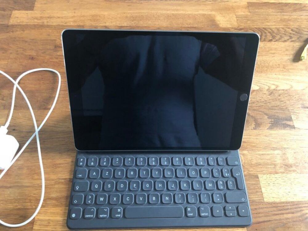 iPad Pro 256 Go Gris sid&eacute;ral 10.5" + Clavier Neuf Téléphones et tablettes