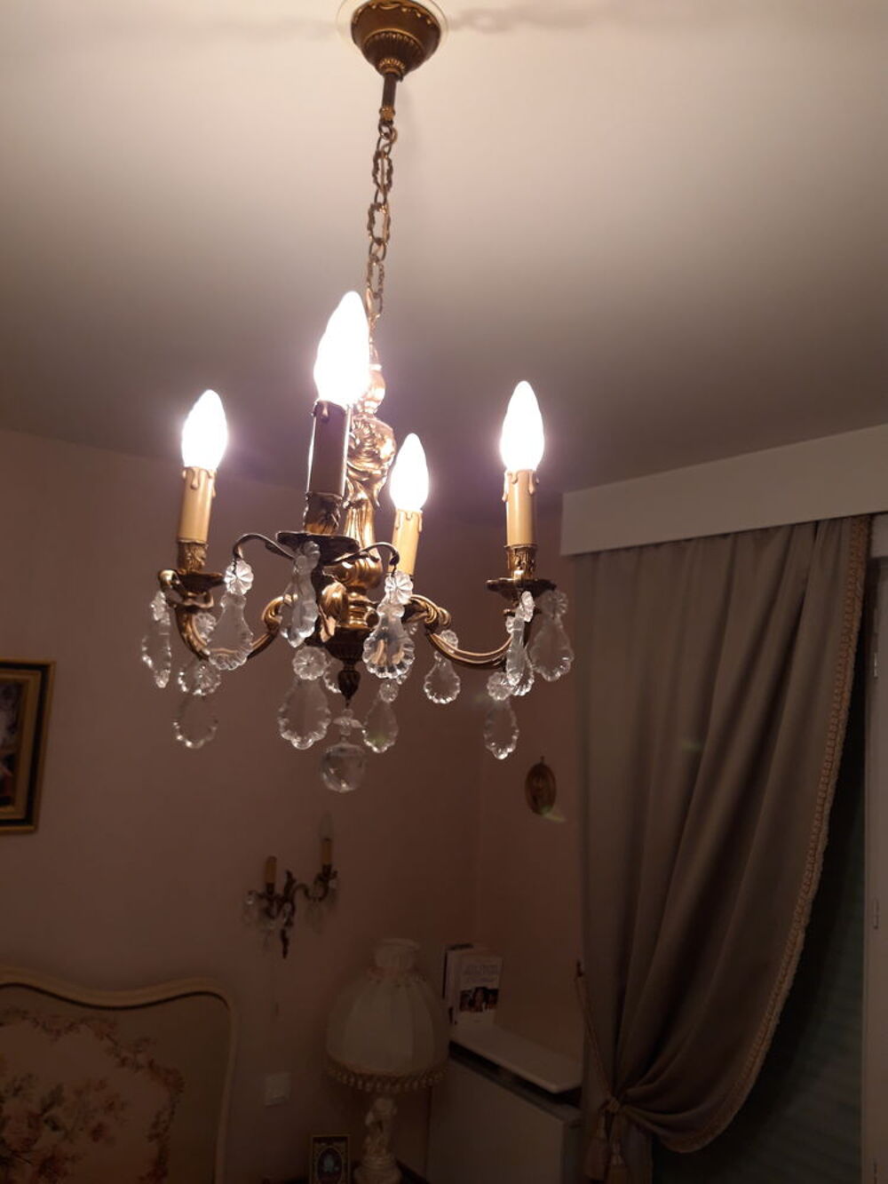 Lustre &agrave; pampilles en bronze dor&eacute;, style Louis XV Décoration