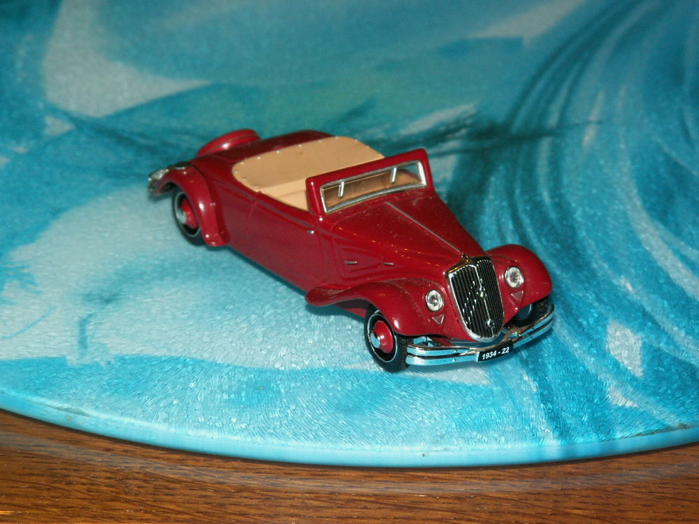 miniature Citro&euml;n traction 22CV cabriolet
Jeux / jouets