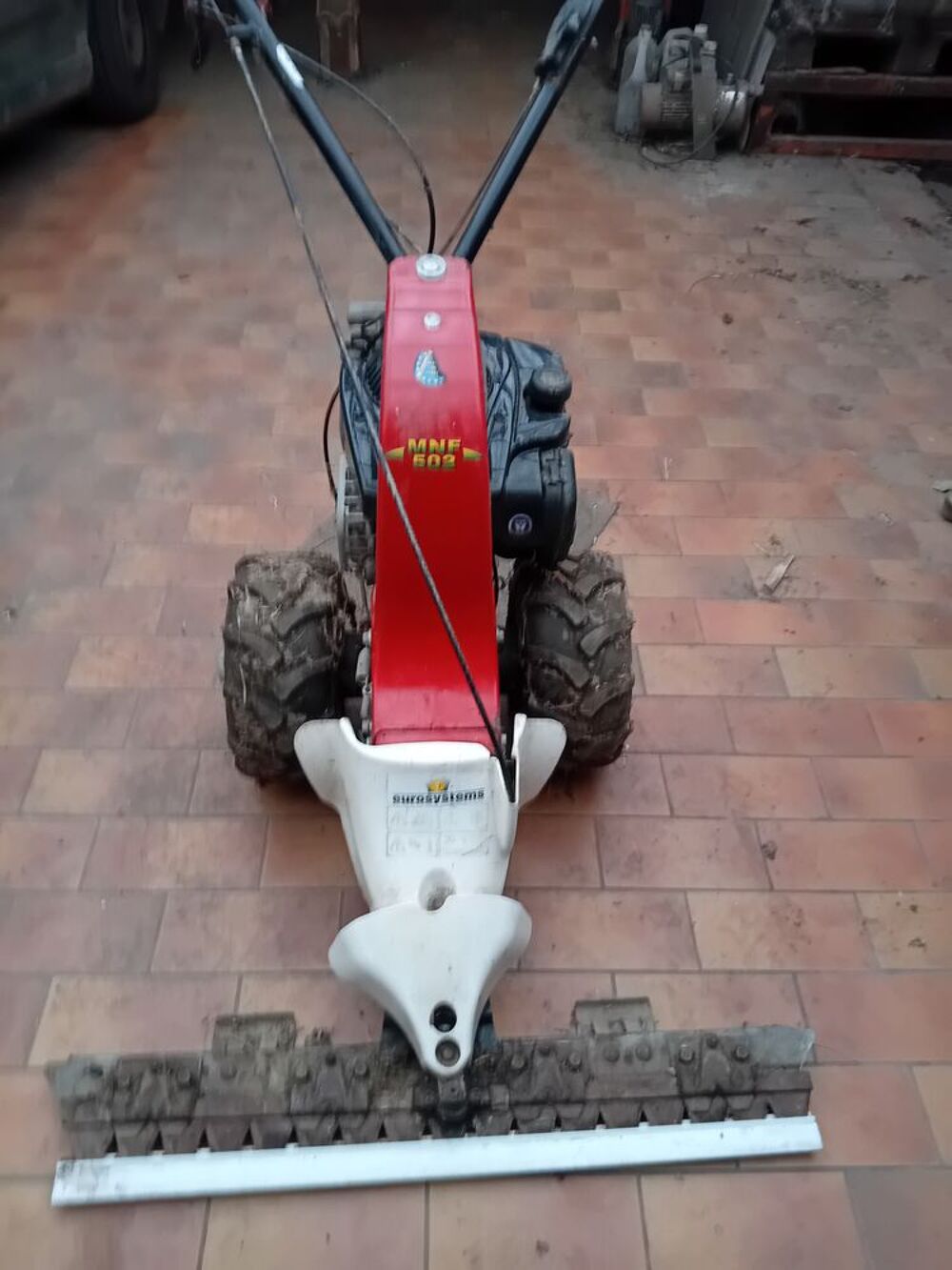 motofaucheuse tract&eacute; Jardin