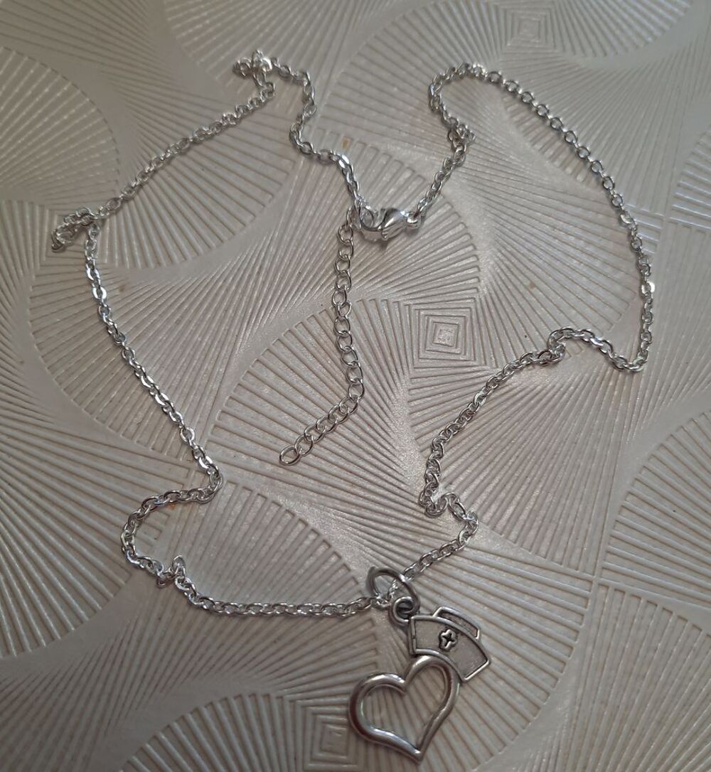 Collier cha&icirc;ne pendentif coeur chapeau infirmi&egrave;re argent&eacute; Bijoux et montres