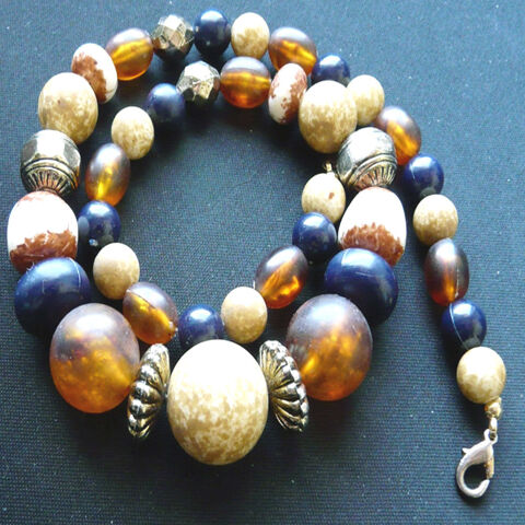Collier de perles multicolores en r�sine color�es, vintage 11 Gravelines (59)