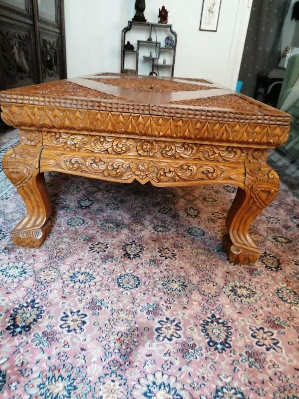 Une tr&egrave;s belle Table basse sculpt&eacute;e Tchadienne. Meubles