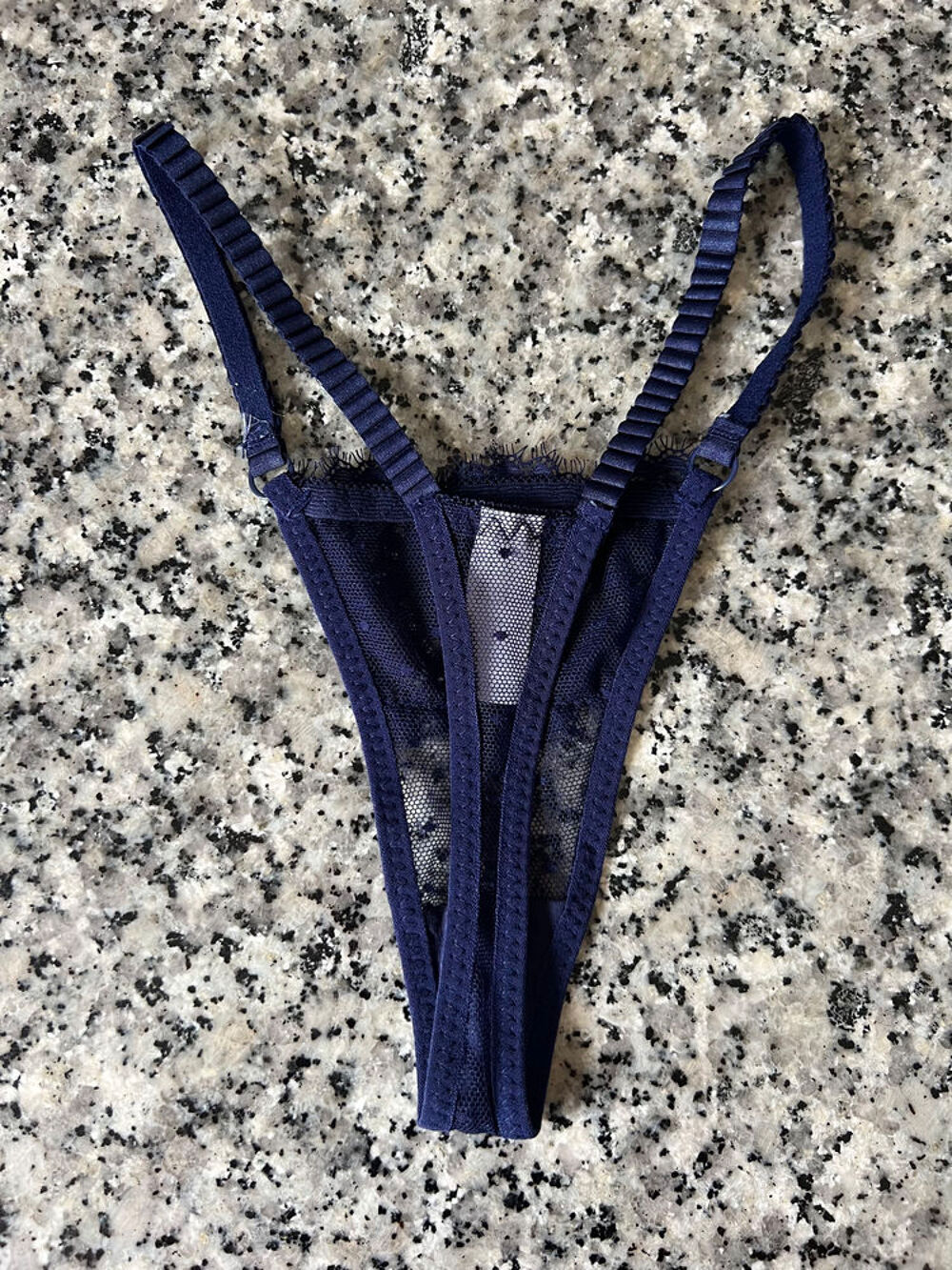 String Femme Dentelle Bleu Marine. Neuf Jamais Port&eacute; Vêtements