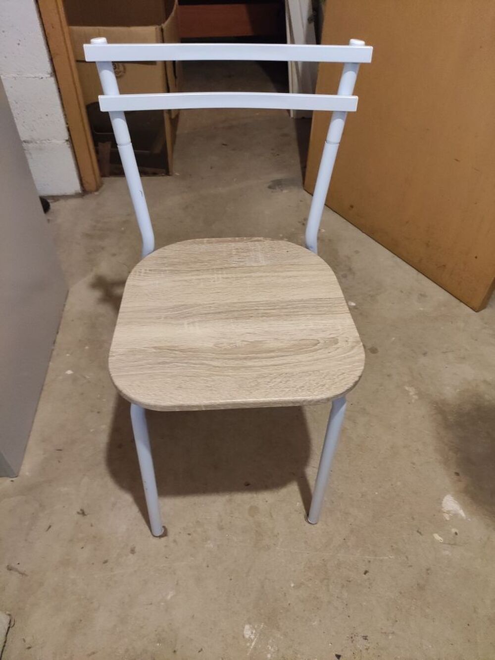 table de cuisine avec 4 chaises effet bois. Meubles
