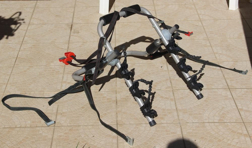 Porte v&eacute;los pour voiture avec hayon Vélos