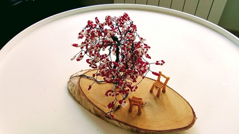 Arbre d&eacute;co en perles fushia et blanc Décoration
