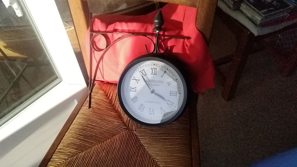 Une pendule de quai de gare en parfait &eacute;tat Dcoration