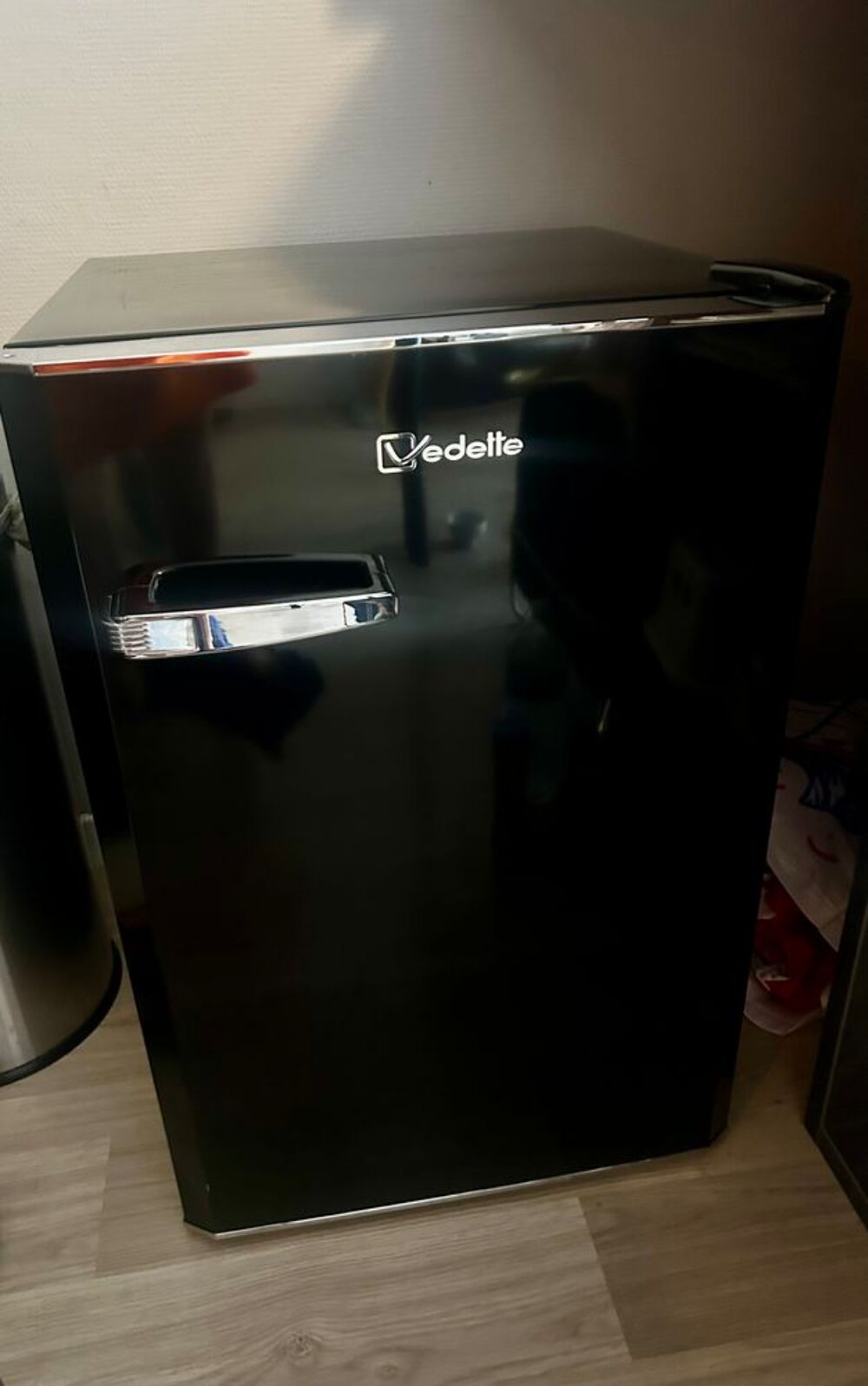R&eacute;frig&eacute;rateur Vedette noir 108 L, dont cong&eacute;lateur 13 L Electroménager