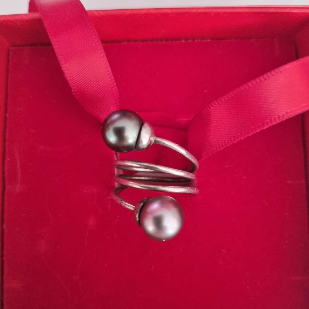 Belle bague en argent avec deux perle de Tahiti Bijoux et montres