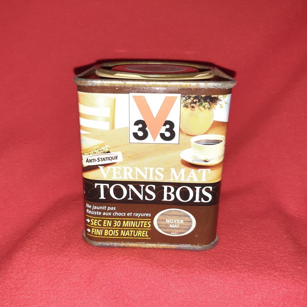 Vernis bois, diff&eacute;rentes teintes et volumes de 10 &agrave; 25 € Bricolage