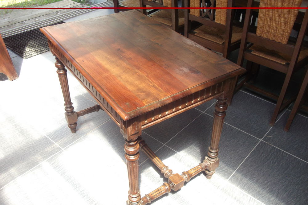 TABLE en MASSIF de 92x60 cm.H.72 cm avec un tiroir
Meubles