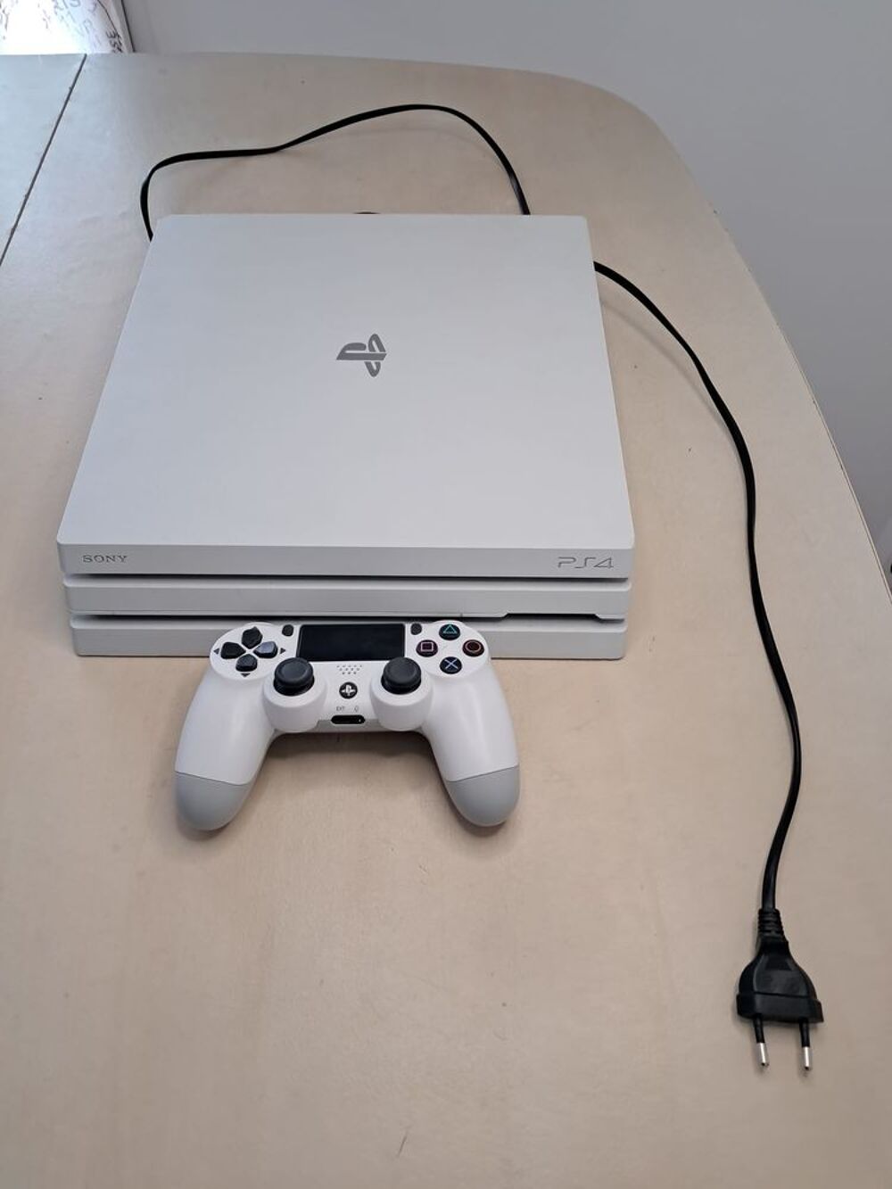 ? PS4 Pro 1 To Blanche ? 2 Manettes Sony ? Silencieuse Consoles et jeux vidéos