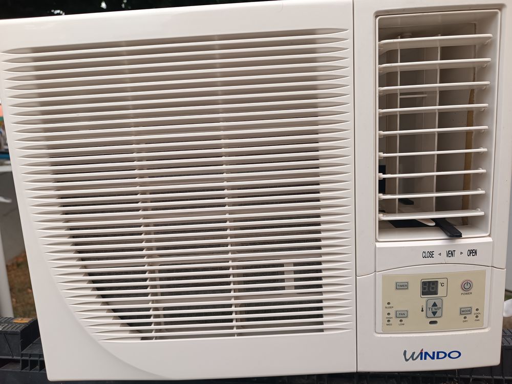 Climatiseur de fen&ecirc;tre blanc Electroménager