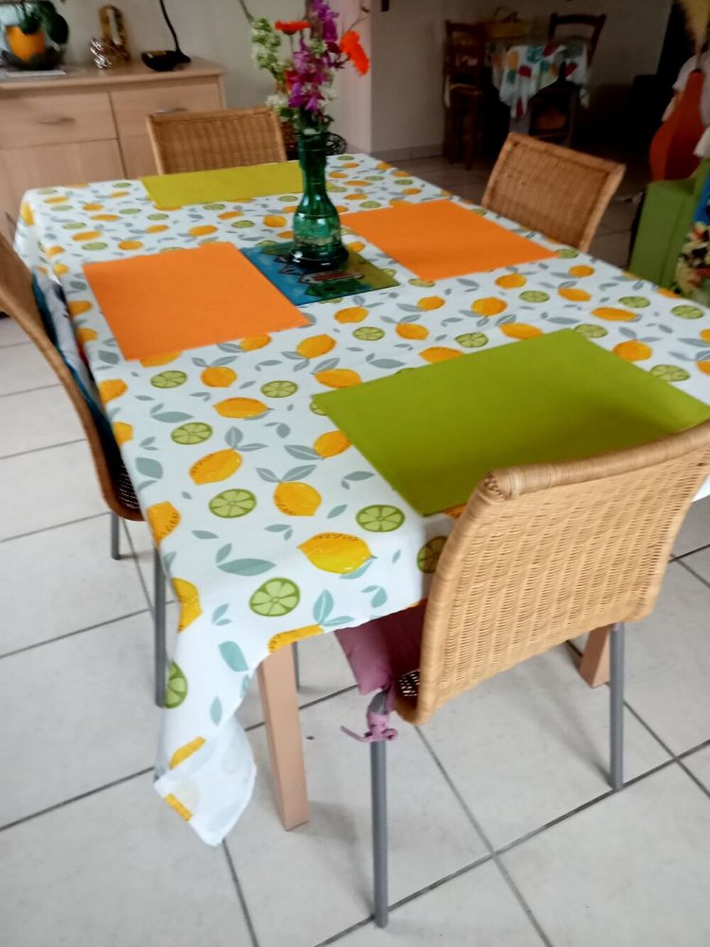 TABLE RECTANGULAIRE ET 4 CHAISES imitation rotin ,pieds gris Meubles