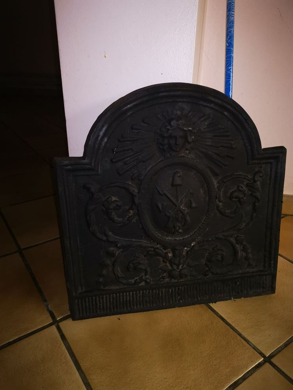 chemin&eacute;e feu de bois d&eacute;mont&eacute;e avec accessoires Décoration