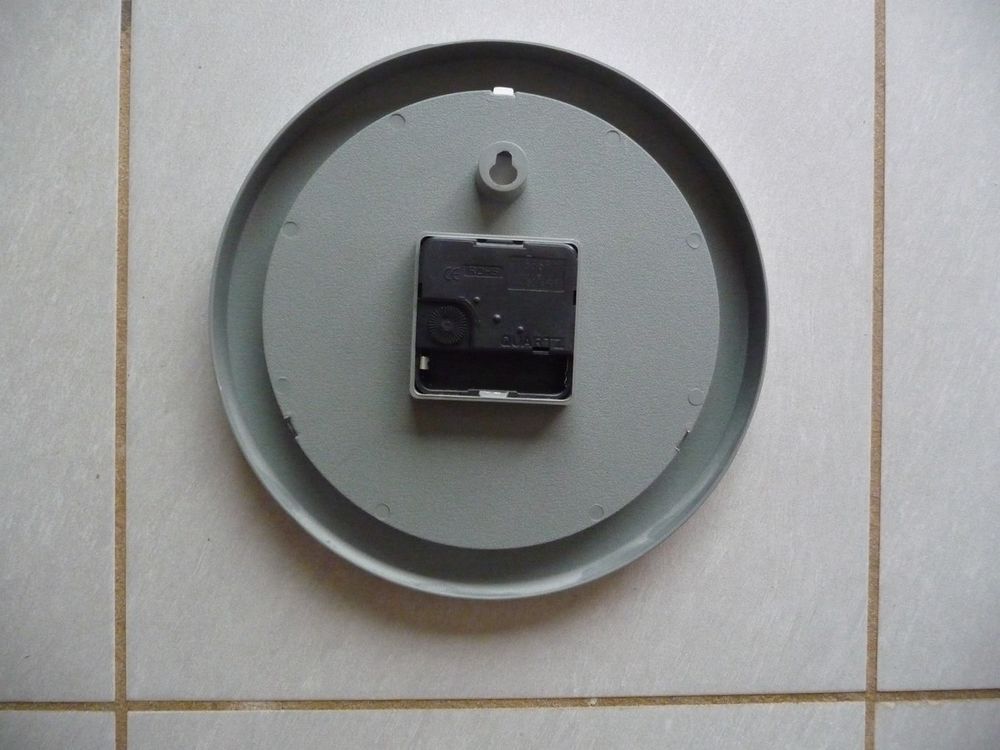 Pendule murale fond blanc forme ronde Décoration