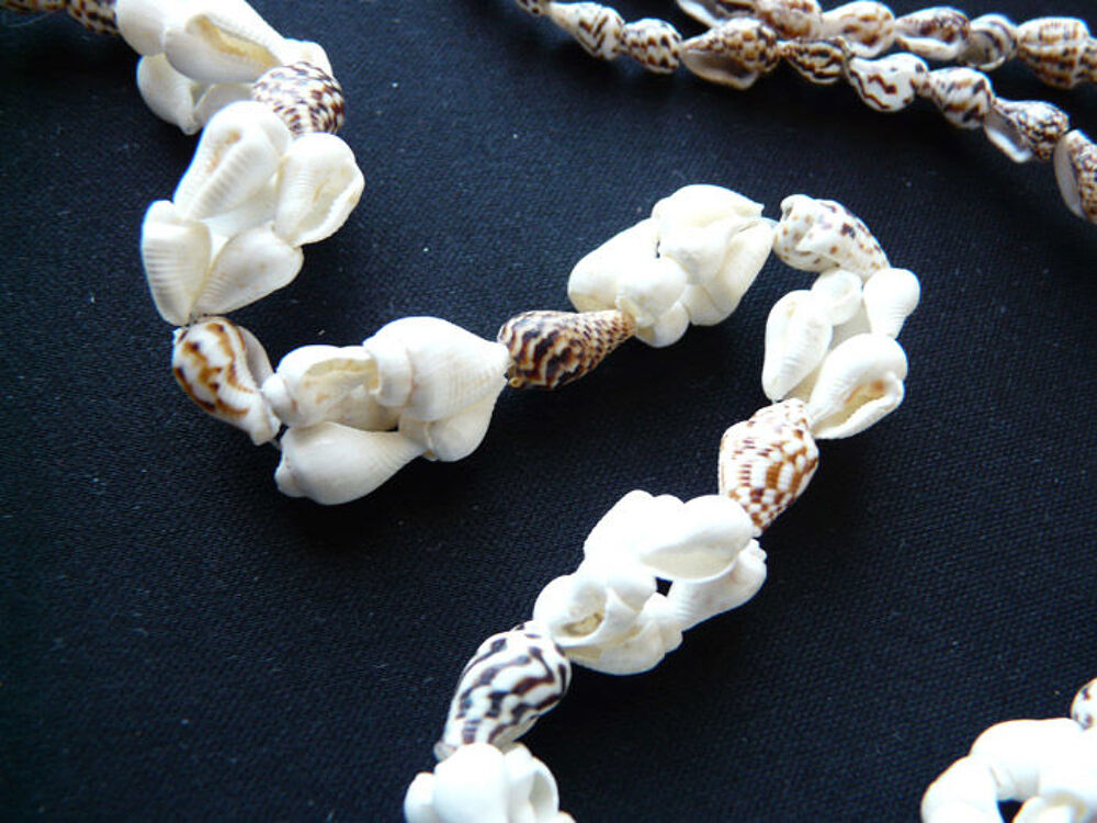 Grand Collier fait de petits coquillages naturels - Vintage Bijoux et montres