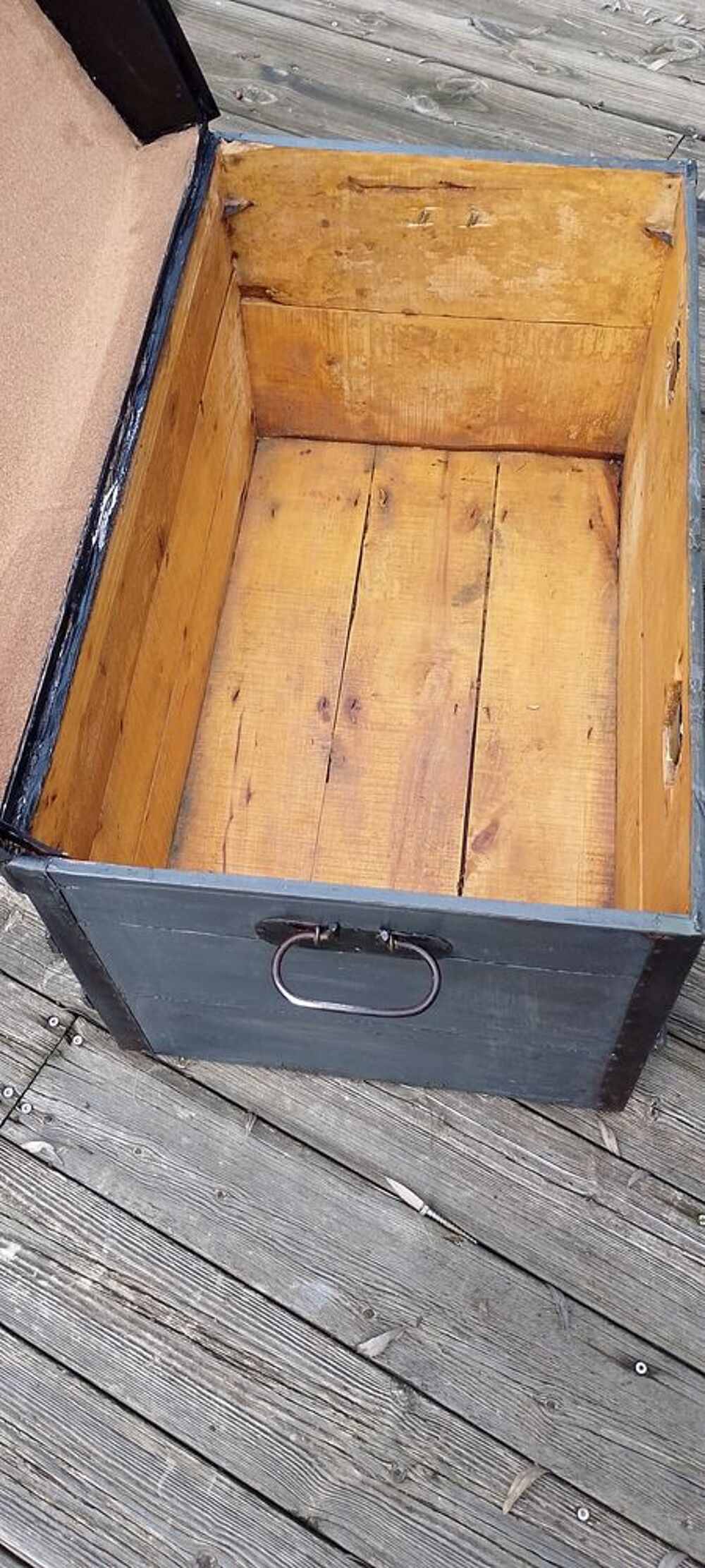 RE-BAISSE DE PRIX : Ancien coffre, bomb&eacute;, en bois restaur&eacute; Meubles
