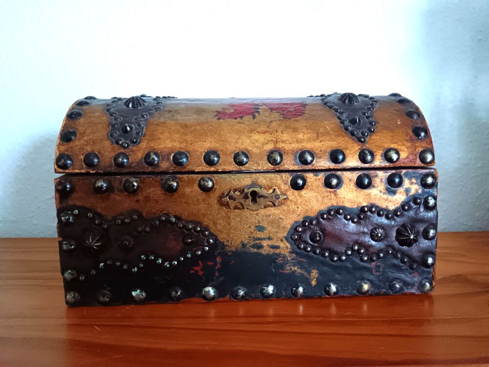 Beau coffre / coffret rev&ecirc;tement cuir ? Motifs / style m&eacute;di&eacute; 