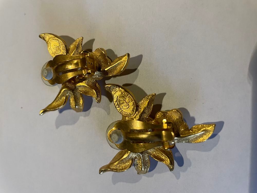 BO clip dor&eacute;e feuilles triangle avec cabochons nacr&eacute;s strass Bijoux et montres