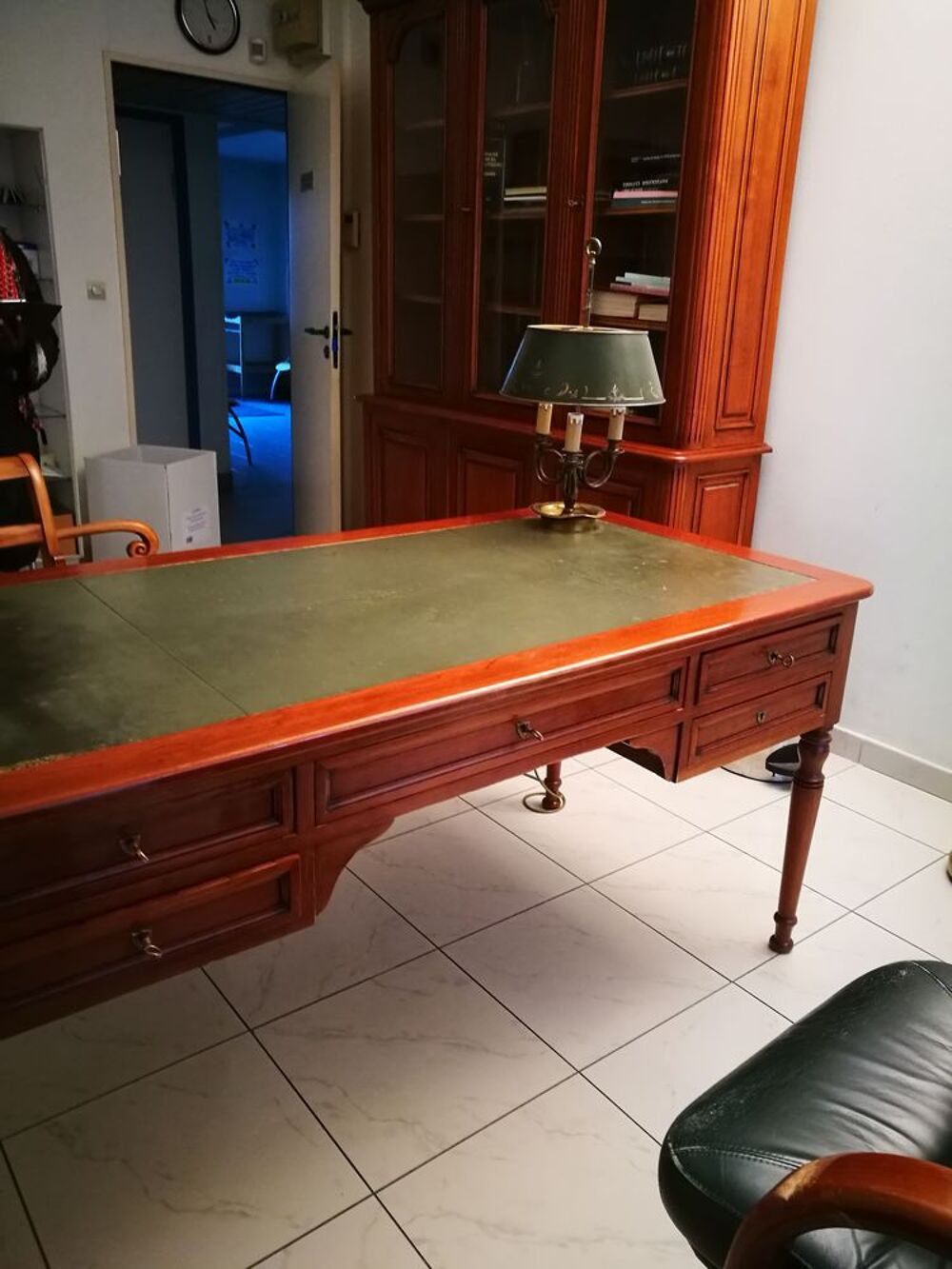 Vends bureau et biblioth&egrave;que vitr&eacute;e Meubles