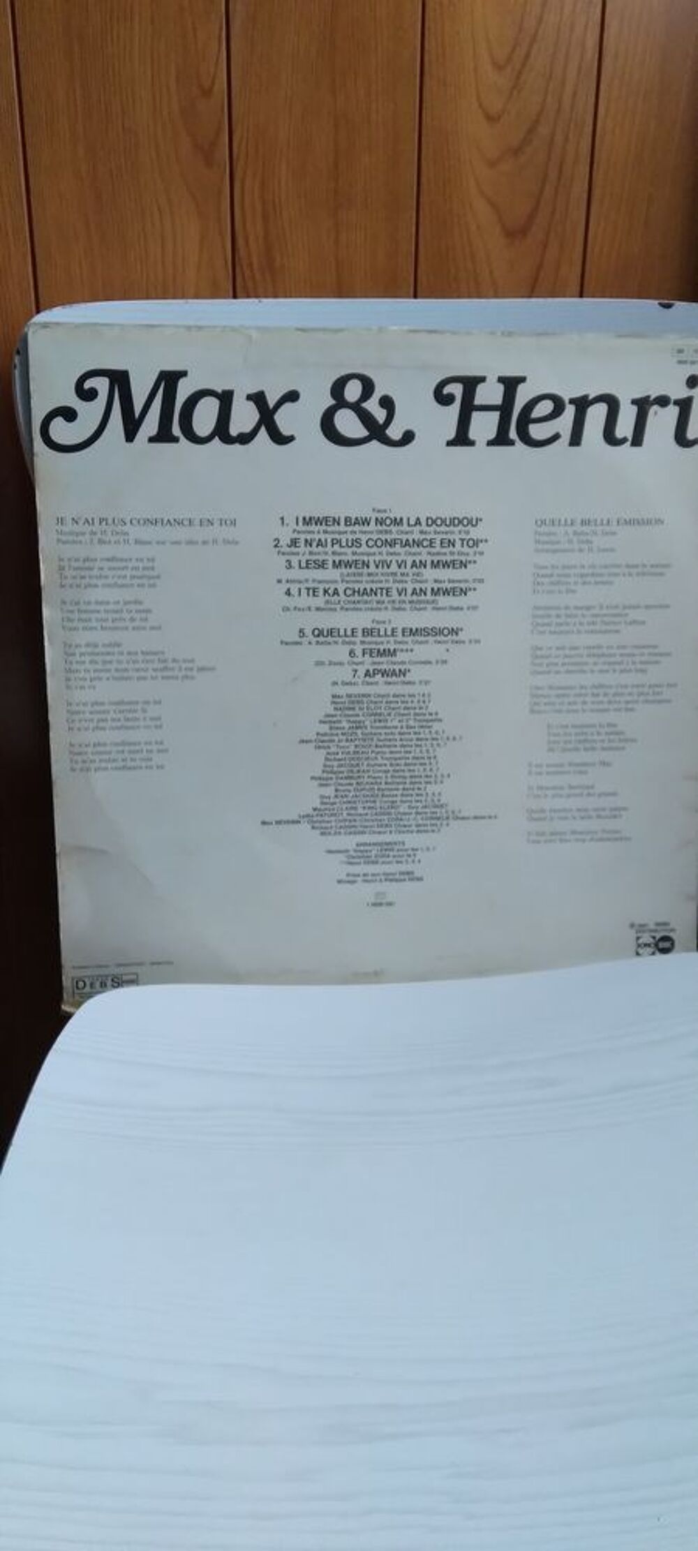 UN VYNILE DE MUSIQUE TROPICALE VINTAGE CD et vinyles