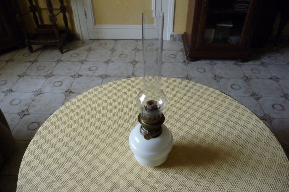 Lampe &agrave; p&eacute;trole ancienne 