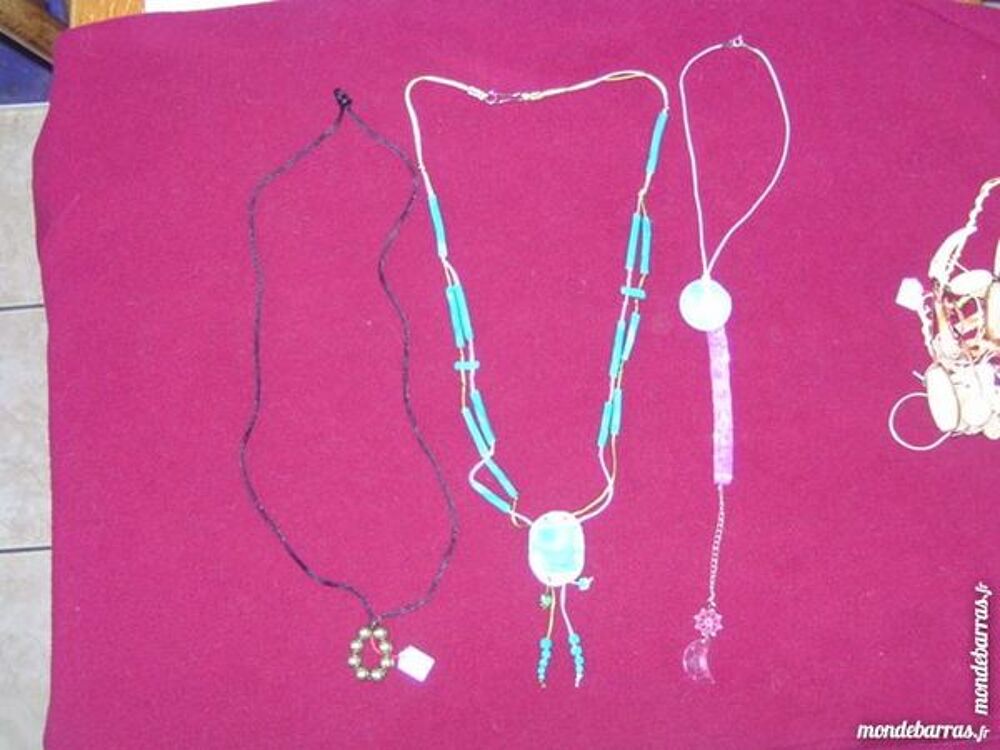 Colliers neufs Bijoux et montres