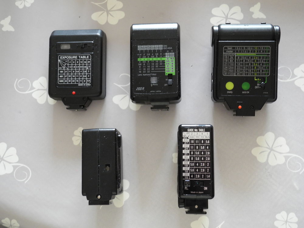 Lot de 5 flashs. Photos/Video/TV
