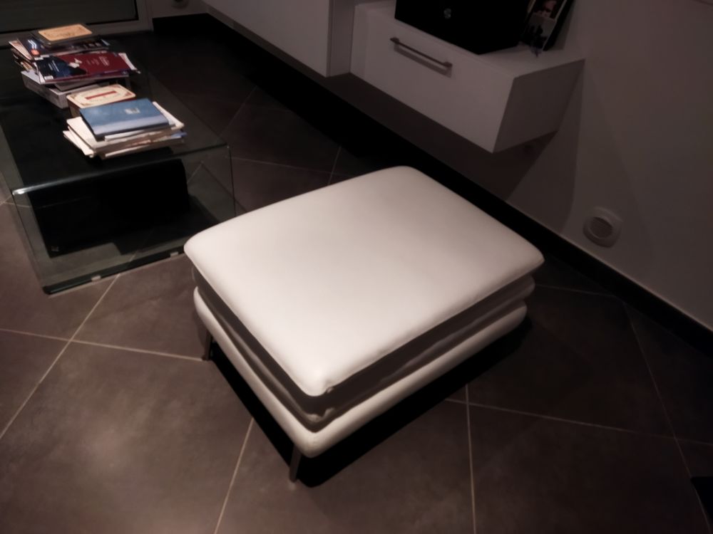 Canap&eacute; cuir blanc 2 places plus pouf Meubles