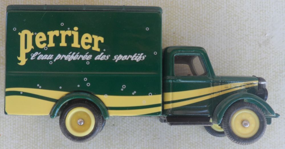 Camion de livraison PERRIER CORGI BEDFORD 30 CWT VAN 
1/64 