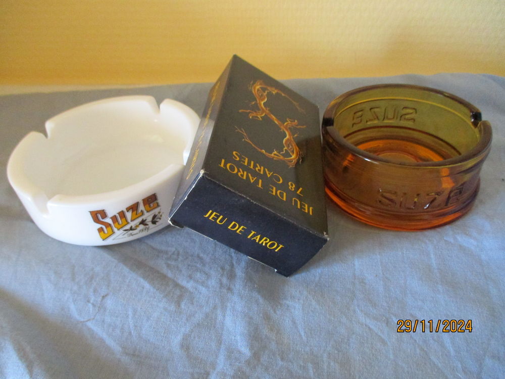 vintage 2 cendriers SUZE et un jeu de tarot PERNOD 