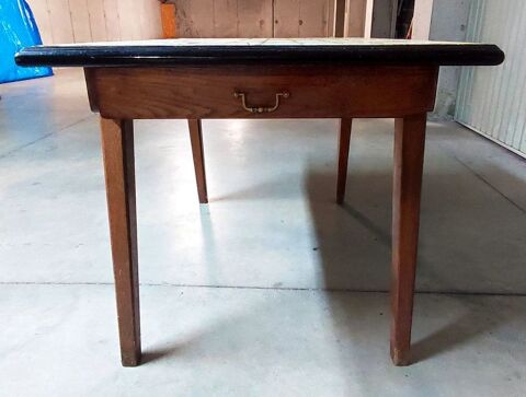 Belle table carrel�e. 
70 Balbigny (42)