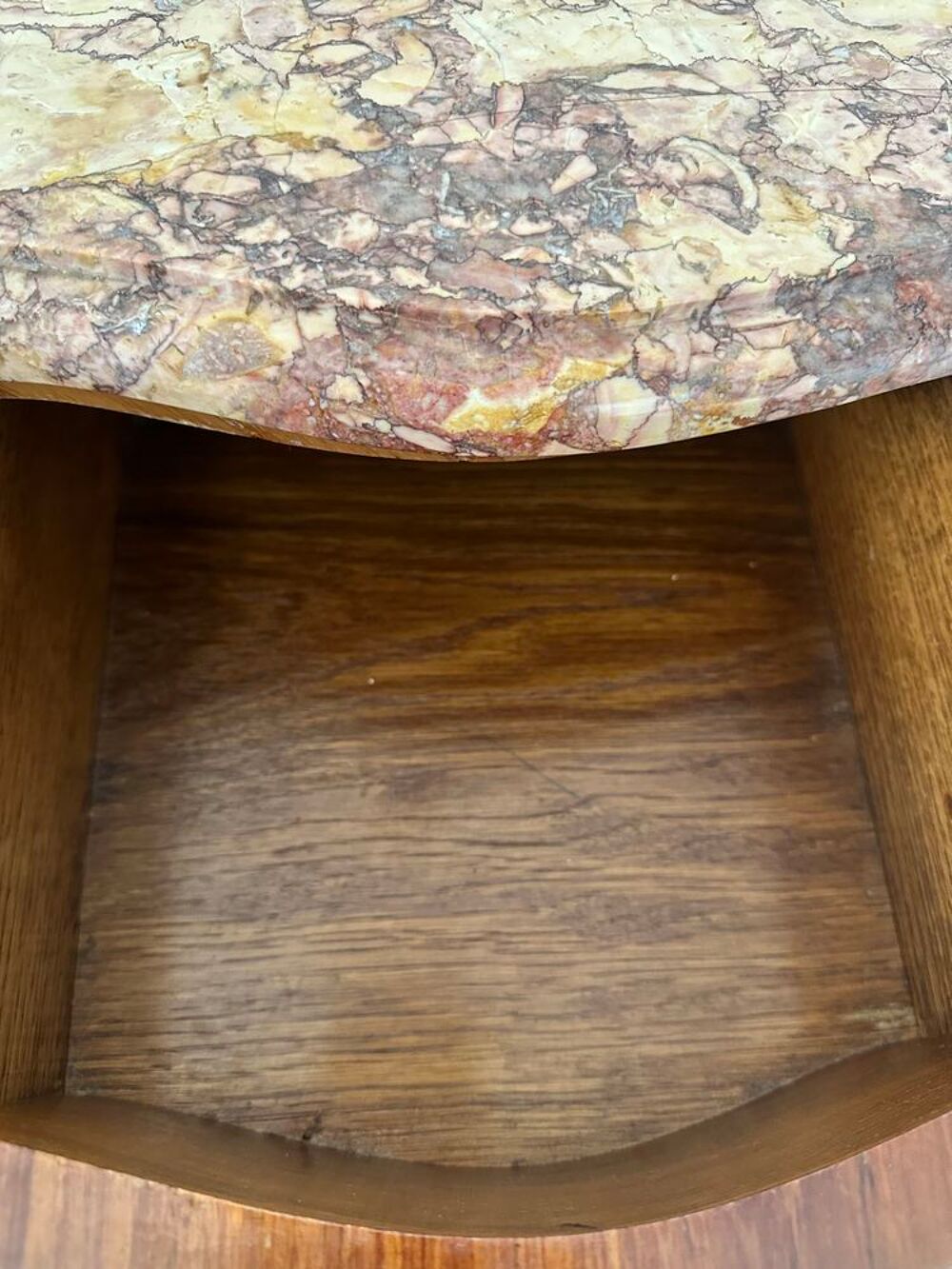 Paire de tables de chevet en marqueterie avec dessus marbre Meubles