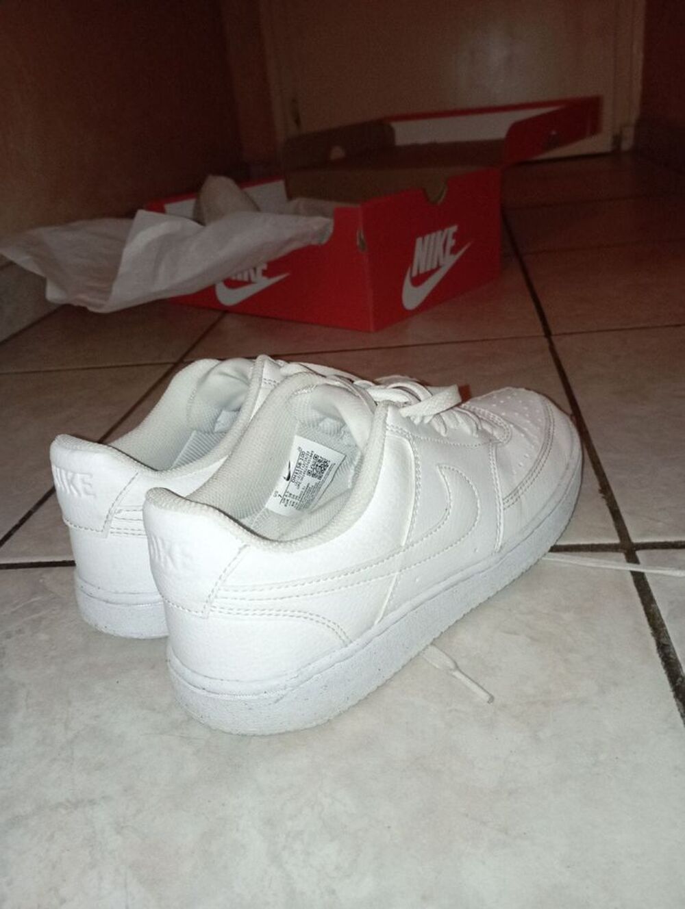 Basket NIKE taille 38.
Chaussures