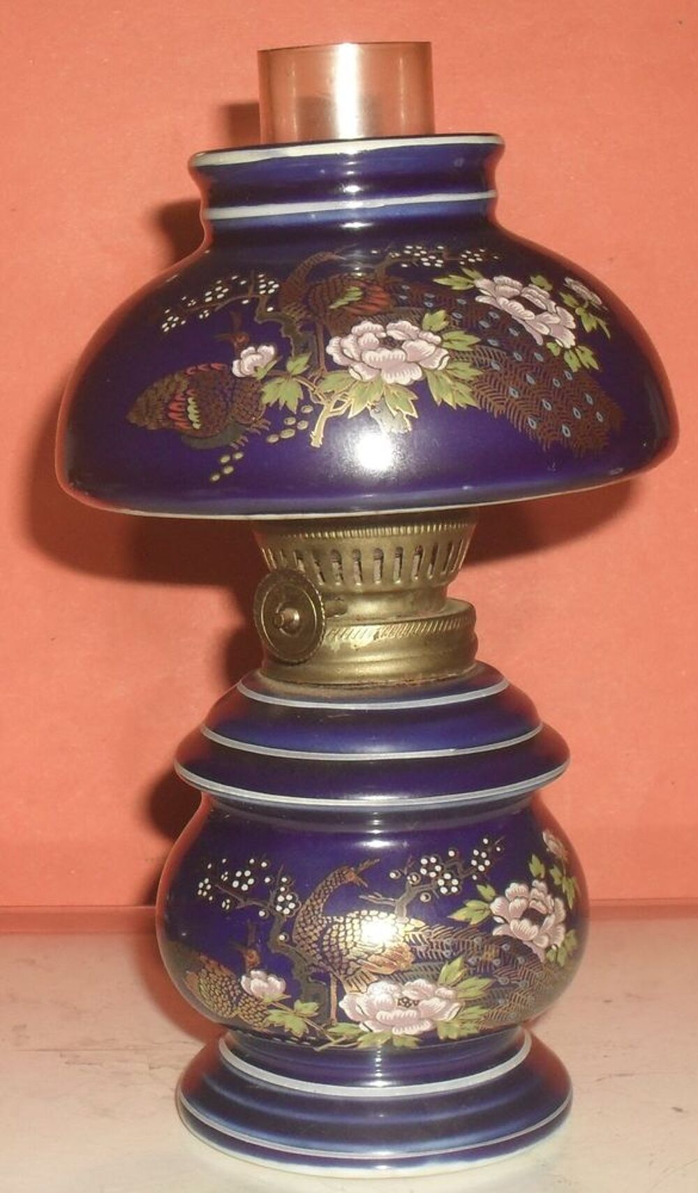 Tr&egrave;s jolie et originale Lampe &agrave; p&eacute;trole ancienne. Décoration