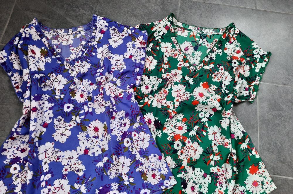 Top blouse fleurie bleue ou vert col m. Volant&eacute;es T 40 - 42 Vtements