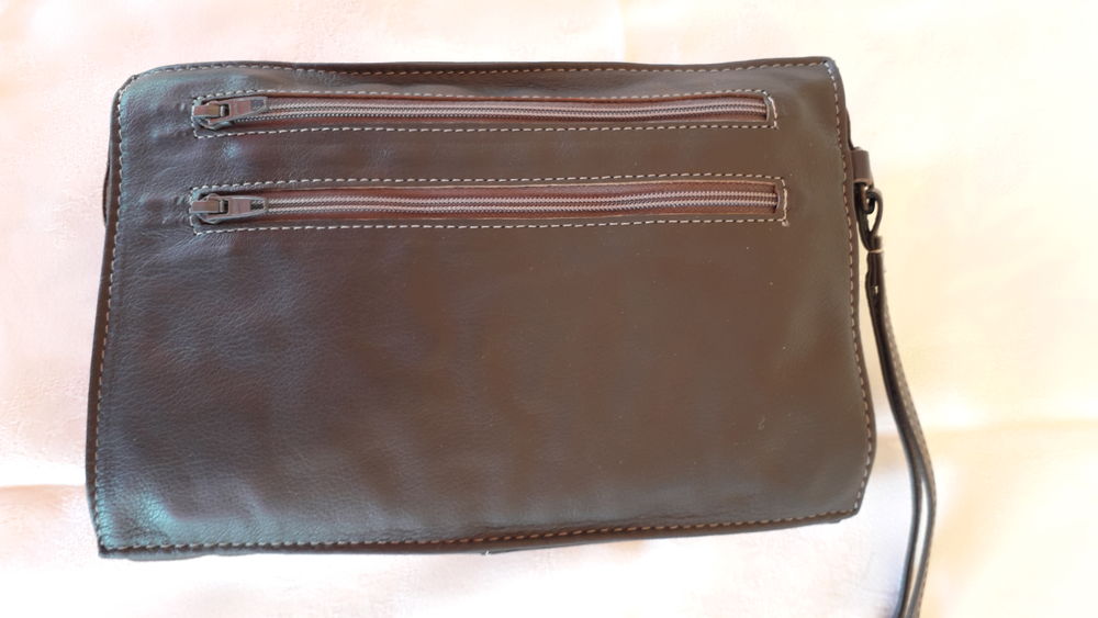 Pochette en cuir pour homme
Maroquinerie